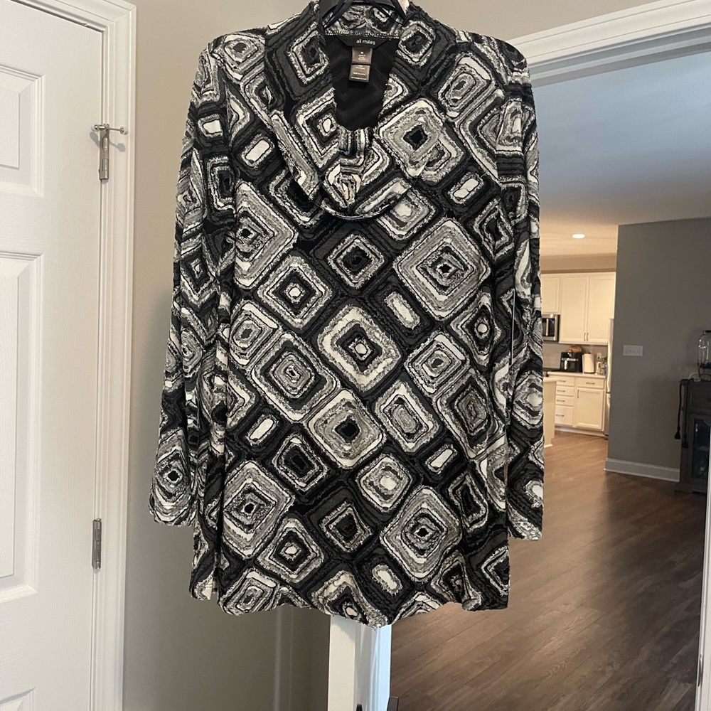 Chic Black and White Patterned Long Sleeve Dress